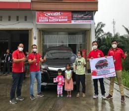 Manager Branch Pekanbaru Erwin T Saragih Menyerahkan langsung Hadiah Utama satu unit mobil Avanza di Program SigiSTAR Gaspol kepada Seorang Mitra Outlet Nurma Juwita di Pelalawan.